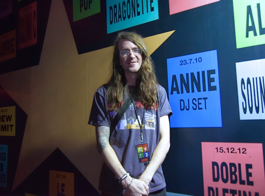 Entrevista a Derek Sanders de Maday Parade antes de su concierto con All Time Low en la Sala Razzmatazz de Barcelona el 15 de febrero de 2026.